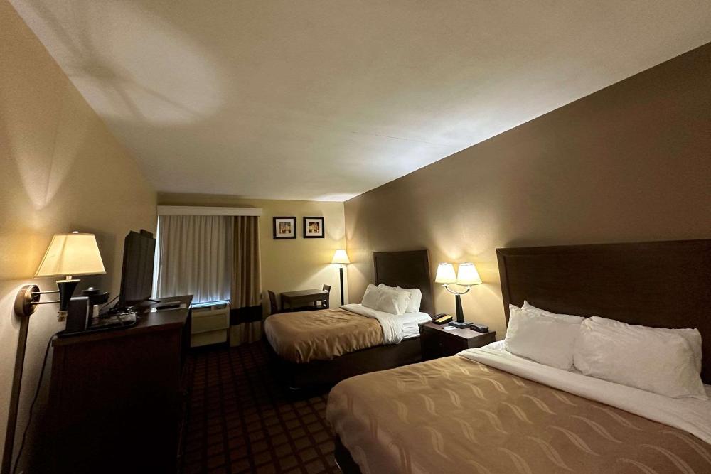 Queen Room with Two Queen Beds - Non-Smoking interior